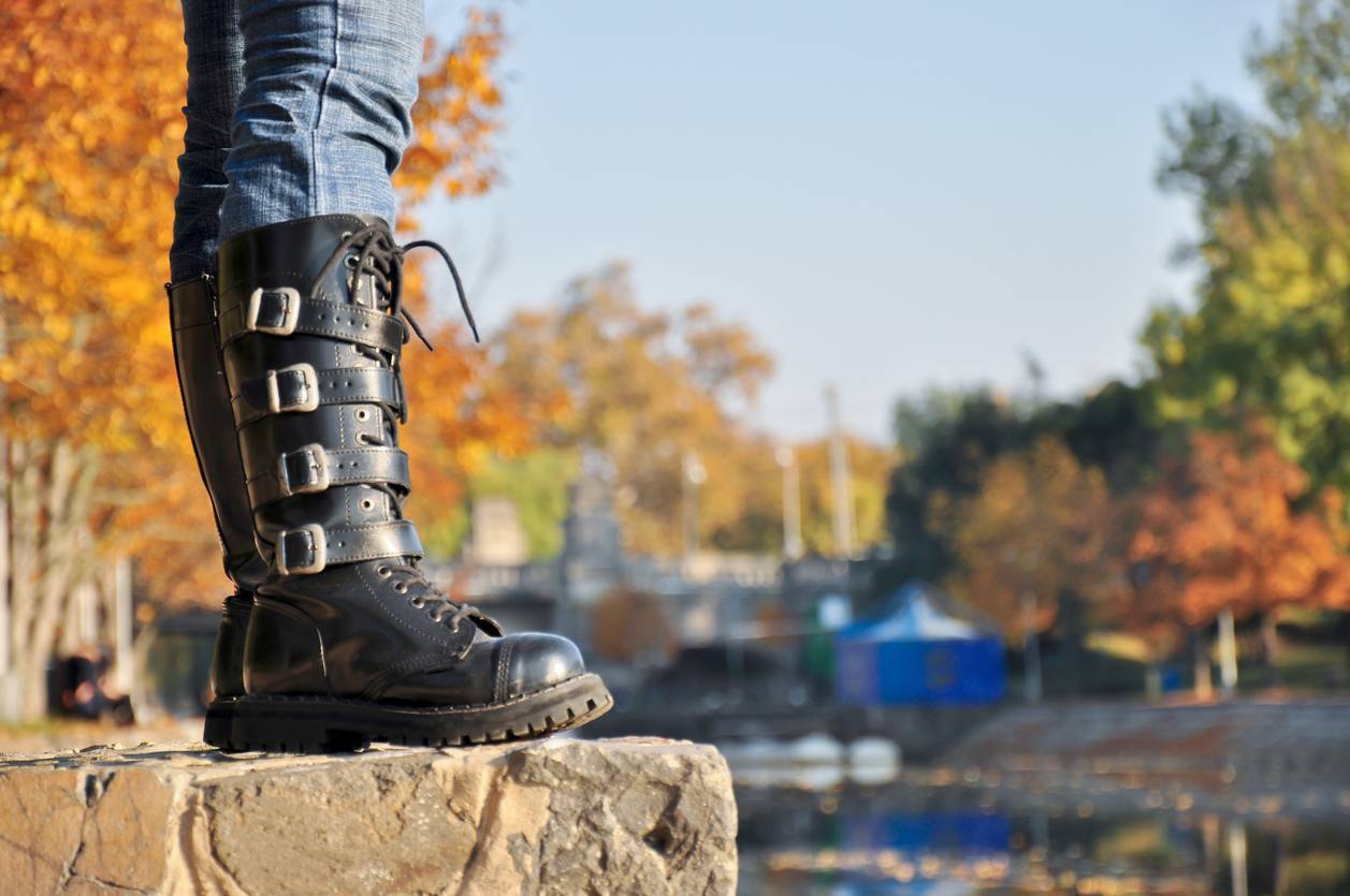 botte de chaussures noires métal