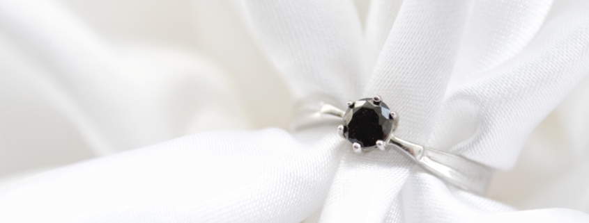 Bague avec une pierre noire